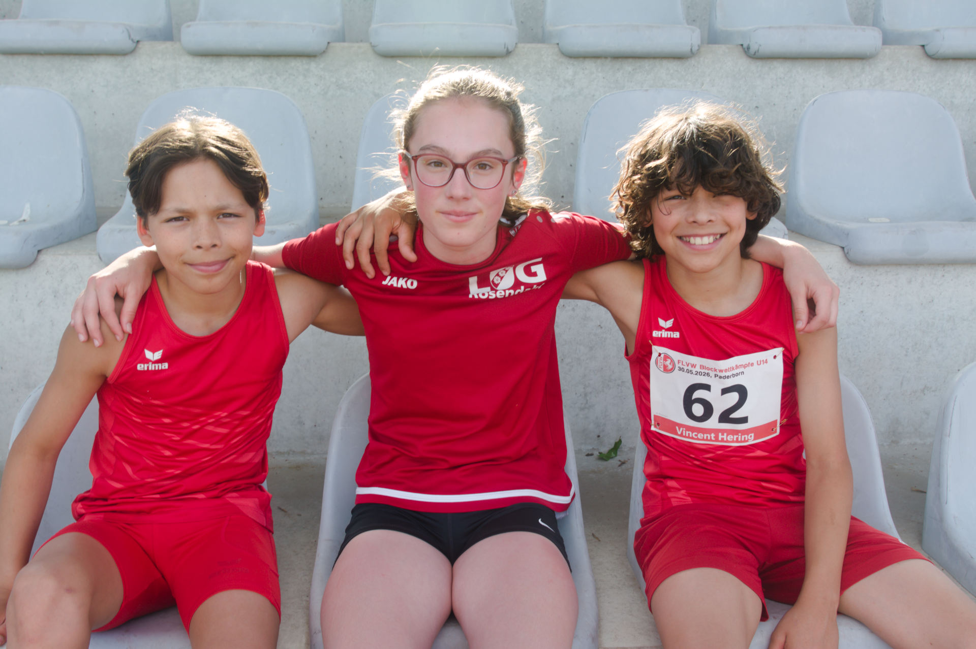 Erschöpft, aber sehr zufrieden nach einem sehr langen Wettkampftag im sonnigen Ahorn-Sportpark waren Louis, Enna und Vincent.