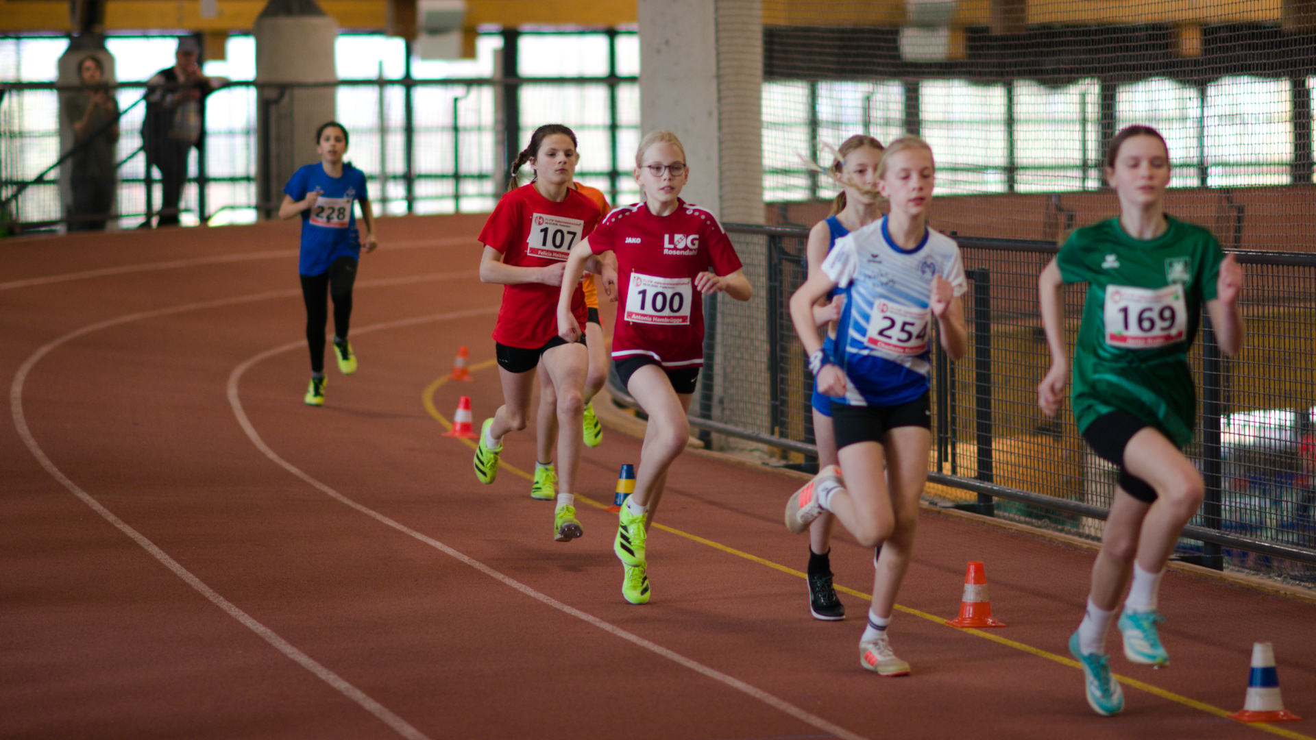 In der ersten Runde lief es noch gut. Im Laufe des Rennens bekam Antonia dann einige Schwierigkeiten auf der engen Hallenbahn.
