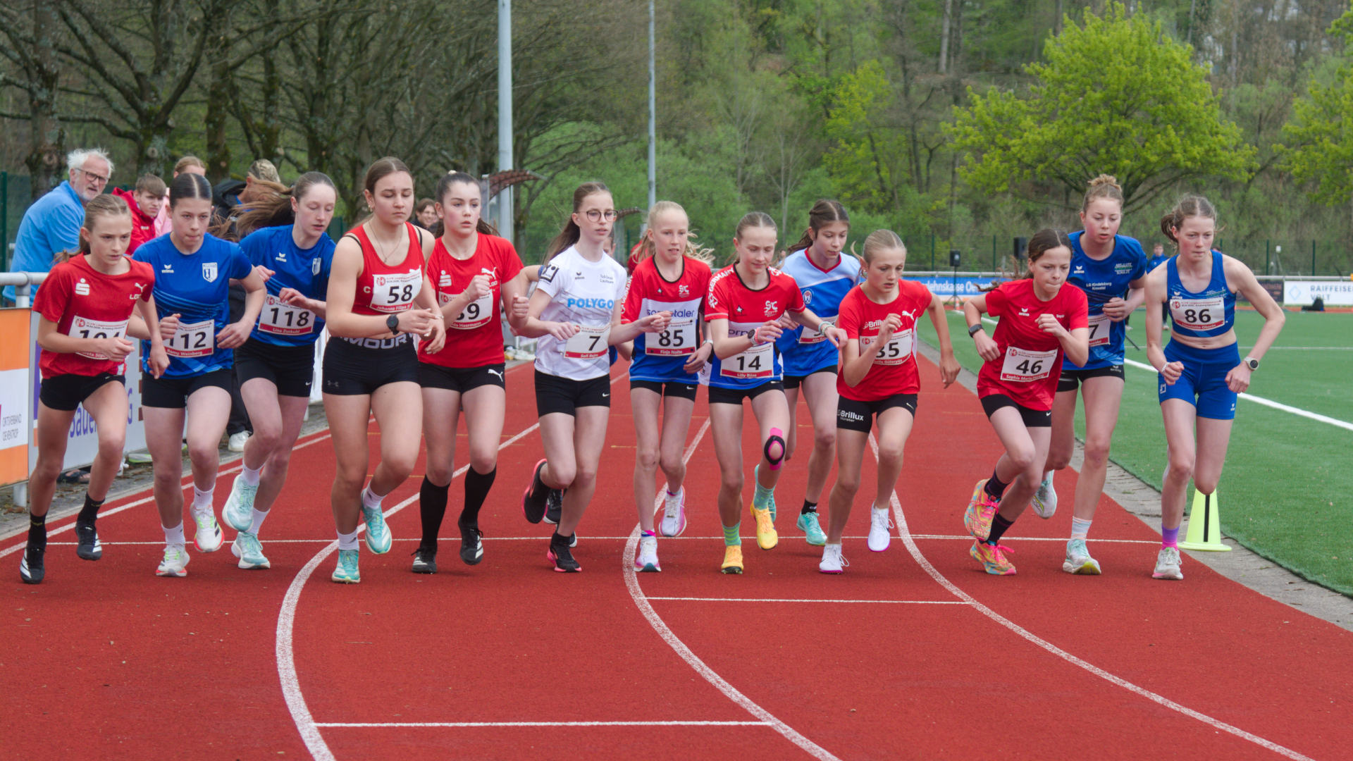 Dichtes Gedränge beim Start der Weiblichen Jugend W14 über die 3.000m (Sophie Marie dritte von links)