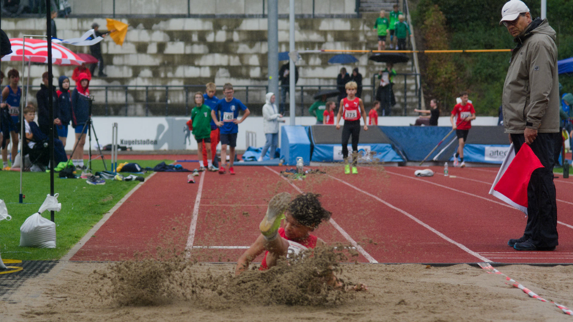 Mit viel Dynamik in den nassen Sand. Vincent bei seinem zweiten Versuch  im Weitsprung.