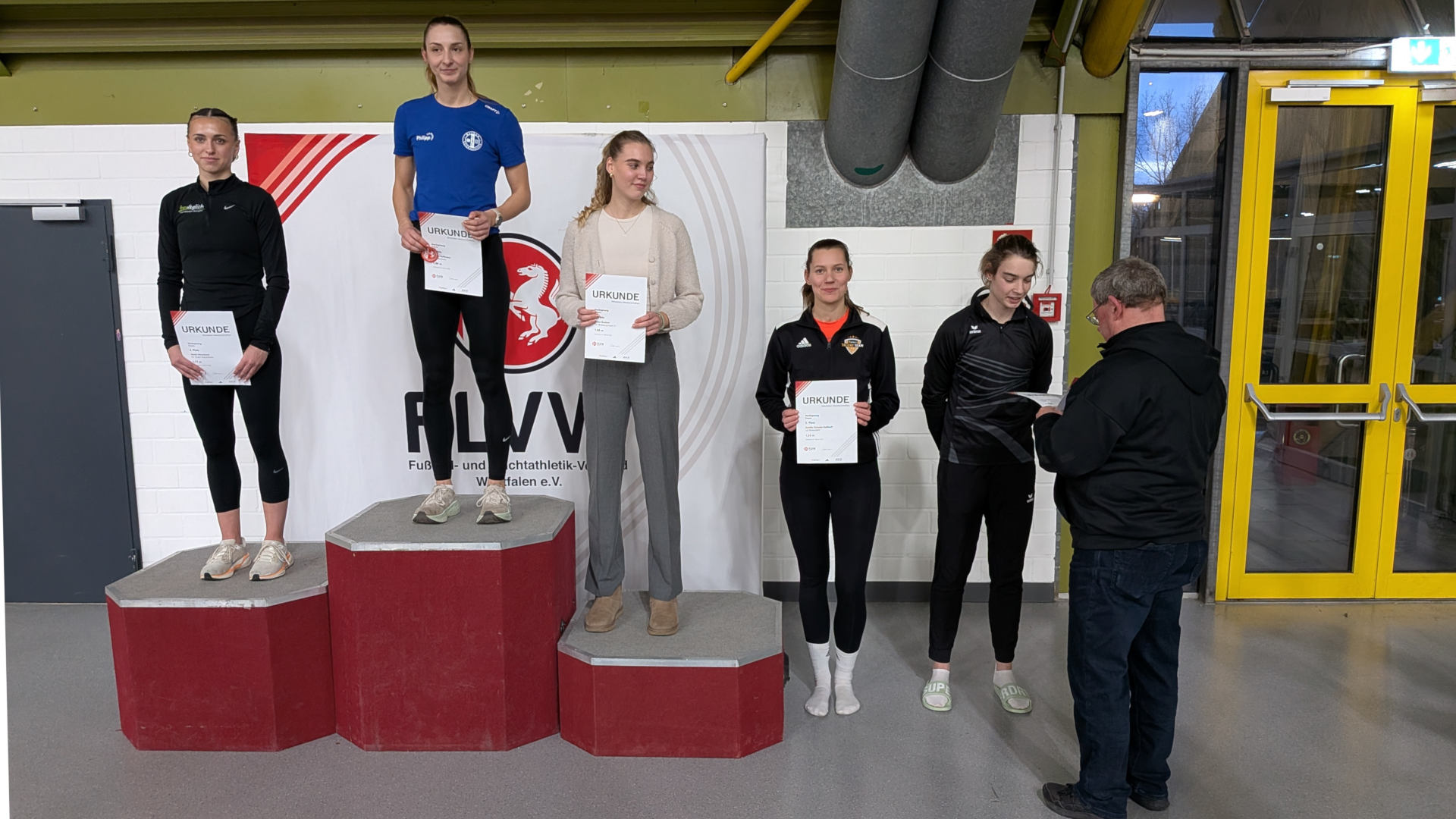 Auch für Annika Schulze Kalthoff gab es die Urkunde für Platz fünf im Hochsprung der Frauen