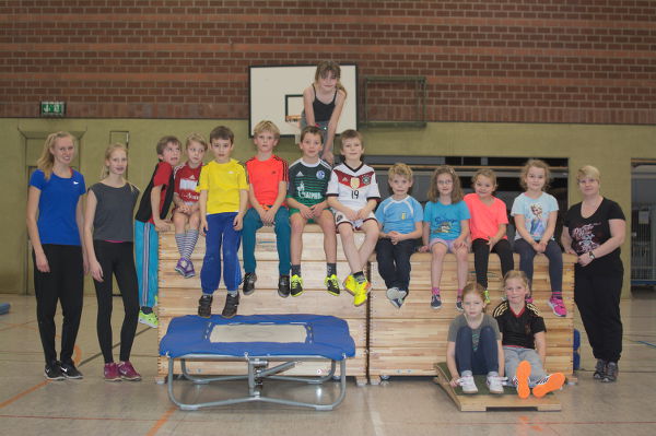 Sprungtraining mit Monique Meysel (rechts), Larissa Boom und Fenja Telger (links) als Gruppenhelferinnen.